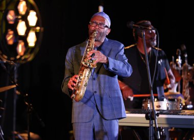 Cracow, Polonya - 08 Temmuz 2022: Kenny Garrett Quintet Polonya 'nın Krakow kentinde düzenlenen Yaz Caz Festivali' nde Kijow Center sahnesinde canlı performans sergiledi. 