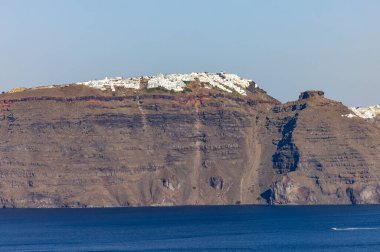 Santorini Adası, Kiklad, Yunanistan 'daki görkemli volkan kayalıklarında Imerovigli' de beyazlatılmış evler 