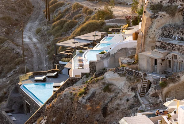 Oia Santorini Grecia Junio 2021 Casas Encaladas Con Terrazas Piscinas — Foto de Stock