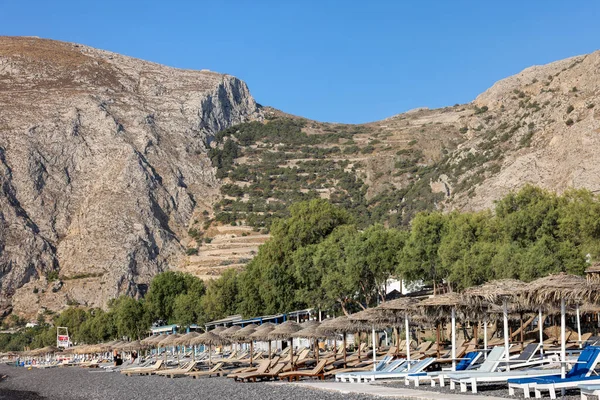 Kamari Santorini Grecia Luglio 2021 Lettini Sulla Spiaggia Vulcanica Nera — Foto Stock