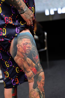 Krakow, Polonya - 12 Haziran 2022: Krakow 'daki 15. Dövme Fuarı' nda en iyi dövme yarışması sırasında kimliği belirsiz katılımcı. En prestijli dövme festivallerinden biri..