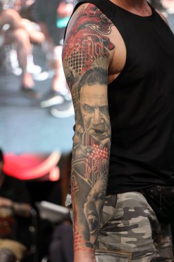 Krakow, Polonya - 12 Haziran 2022: Krakow 'daki 15. Dövme Fuarı' nda en iyi dövme yarışması sırasında kimliği belirsiz katılımcı. En prestijli dövme festivallerinden biri..