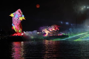 Cracow, Polonya - 4 Haziran 2022 Büyük Ejder Geçidi. Vistula Nehri 'ndeki Büyük Açık Hava Şovu.