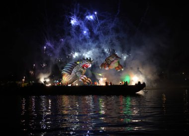 Cracow, Polonya - 4 Haziran 2022 Büyük Ejder Geçidi. Vistula Nehri 'ndeki Büyük Açık Hava Şovu.