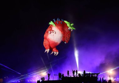 Cracow, Polonya - 4 Haziran 2022 Büyük Ejder Geçidi. Vistula Nehri 'ndeki Büyük Açık Hava Şovu.