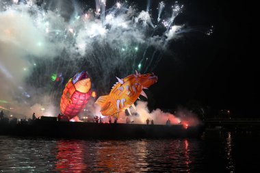 Cracow, Polonya - 4 Haziran 2022 Büyük Ejder Geçidi. Vistula Nehri 'ndeki Büyük Açık Hava Şovu.