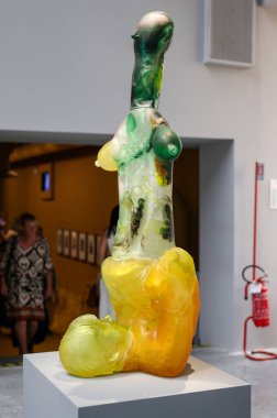 Venedik, İtalya - 6 Eylül 2022 Venedik Sanat Bienali. Merkez Pavilion 'da sergilenen Romen sanatçı Andra Ursuta' nın rahatsız edici heykelleri