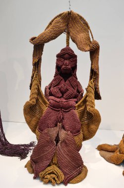 Venedik, İtalya - 6 Eylül 2022: Venedik 'te 59. Venedik Sanat Bienali. Hindistan' dan Mrinalini Mukherjee 'nin doğal liflerden yaptığı kültürler.