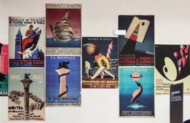 Venedik, İtalya - 6 Eylül 2022 Venedik Sanat Bienali. Giardini 'deki merkez pavyonda Venedik Bienali' nin reklamını yapan eski posterler sunuldu.
