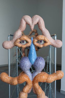 Venedik, İtalya - 6 Eylül 2022 Venedik Sanat Bienali. Düş Sonrası: Macar pavyonunda sanatçı Zsofia Keresztes 'in Demage' ine Karşı Gelme Cesareti