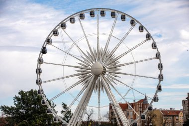 Gdansk, Polonya - 9 Eylül 2020: Gdansk, Polonya 'daki Granary Adası' nda dönme dolap