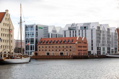 Gdansk, Polonya - 6 Eylül 2020: Gdansk 'taki Granary Adası - eski ve modern mimarinin bir kombinasyonu 