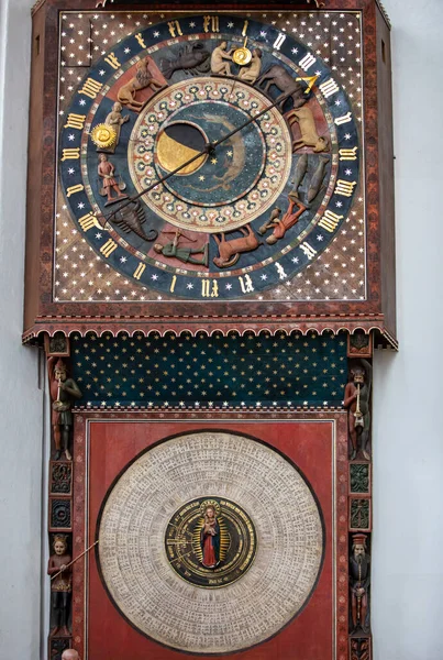 グダニスク ポーランド 2020年9月9日 ハンス ドリンガーによって14641470年に作られた聖マリア教会の天文時計 ポーランドのグダニスク — ストック写真