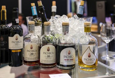 Cracow, Polonya - 17 Kasım 2022: Uluslararası Şarap Fuarı ENOEXPO, Krakow. Dünyanın dört bir yanından şarap üreticileri ithalat dağıtımcıları ve temsilcileriyle tanışıyor.. 