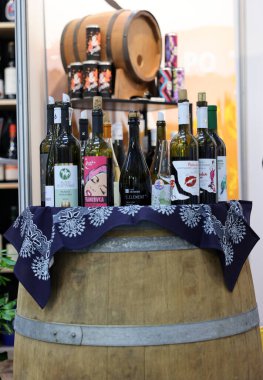 Cracow, Polonya - 17 Kasım 2022: Uluslararası Şarap Fuarı ENOEXPO, Krakow. Dünyanın dört bir yanından şarap üreticileri ithalat dağıtımcıları ve temsilcileriyle tanışıyor.. 