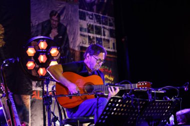 Krakow, Polonya - 25 Haziran 2022: Al Di Meola Akustik Üçlüsü Krakow, Polonya 'da düzenlenen Yaz Caz Festivali' nde canlı performans sergiliyor. 