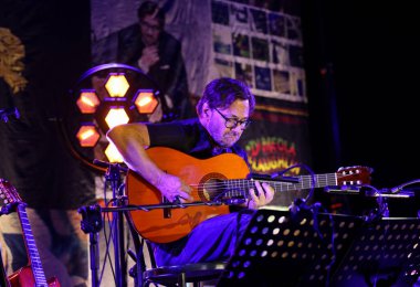 Krakow, Polonya - 25 Haziran 2022: Al Di Meola Akustik Üçlüsü Krakow, Polonya 'da düzenlenen Yaz Caz Festivali' nde canlı performans sergiliyor. 