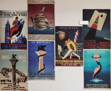 Venedik, İtalya - 6 Eylül 2022 Venedik Sanat Bienali. Giardini 'deki merkez pavyonda Venedik Bienali' nin reklamını yapan eski posterler sunuldu.