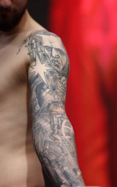 Krakow, Polonya - 11 Haziran 2022: Krakow 'daki 15. Dövme Fuarı' nda en iyi dövme yarışması sırasında kimliği belirsiz katılımcı. En prestijli dövme festivallerinden biri..