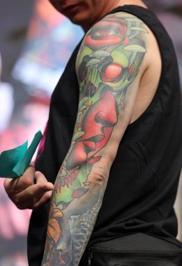 Krakow, Polonya - 11 Haziran 2022: Krakow 'daki 15. Dövme Fuarı' nda en iyi dövme yarışması sırasında kimliği belirsiz katılımcı. En prestijli dövme festivallerinden biri..