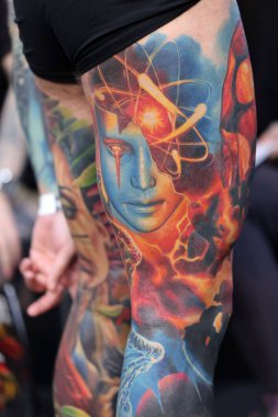 Krakow, Polonya - 12 Haziran 2022: Krakow 'daki 15. Dövme Fuarı' nda en iyi dövme yarışması sırasında kimliği belirsiz katılımcı. En prestijli dövme festivallerinden biri..