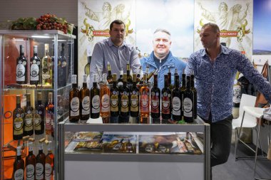 Cracow, Polonya - 17 Kasım 2022: Uluslararası Şarap Fuarı ENOEXPO, Krakow. Dünyanın dört bir yanından şarap üreticileri ithalat dağıtımcıları ve temsilcileriyle tanışıyor.. 