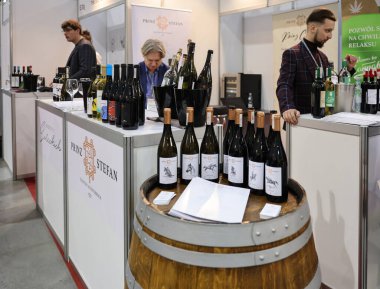 Cracow, Polonya - 17 Kasım 2022: Uluslararası Şarap Fuarı ENOEXPO, Krakow. Dünyanın dört bir yanından şarap üreticileri ithalat dağıtımcıları ve temsilcileriyle tanışıyor.. 