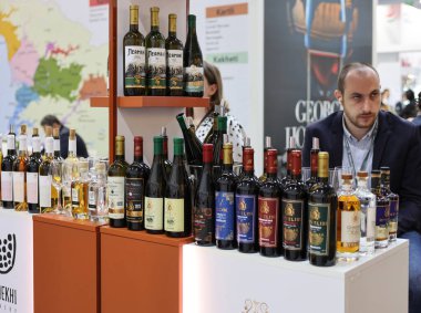 Cracow, Polonya - 17 Kasım 2022: Uluslararası Şarap Fuarı ENOEXPO, Krakow. Dünyanın dört bir yanından şarap üreticileri ithalat dağıtımcıları ve temsilcileriyle tanışıyor.. 