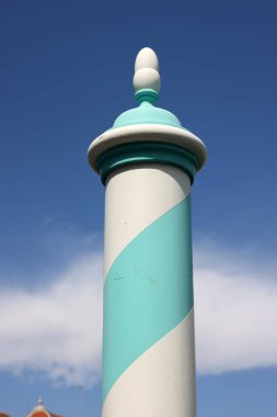 Venedik 'te mavi ve beyaz ahşap demirleme direği. İtalya