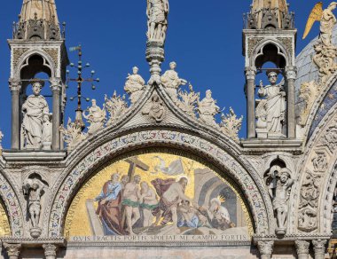 Venedik 'teki Aziz Mark Bazilikası. İtalya. Üst cepheden mozaik 