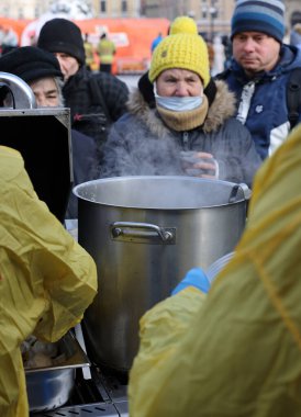 Krakow, Polonya - 18 Aralık 2022: Krakow 'daki ana meydandaki fakir ve evsizler için Noel arifesi. Kosciuszko grubu Krakow 'daki açık havada en büyük arifeyi hazırlıyor