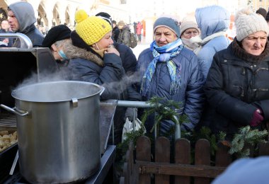 Krakow, Polonya - 18 Aralık 2022: Krakow 'daki ana meydandaki fakir ve evsizler için Noel arifesi. Kosciuszko grubu Krakow 'daki açık havada en büyük arifeyi hazırlıyor
