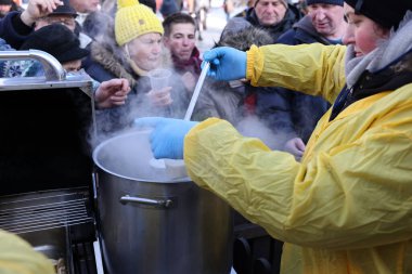 Krakow, Polonya - 18 Aralık 2022: Krakow 'daki ana meydandaki fakir ve evsizler için Noel arifesi. Kosciuszko grubu Krakow 'daki açık havada en büyük arifeyi hazırlıyor