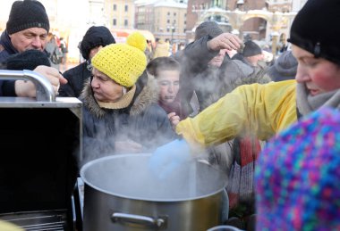Krakow, Polonya - 18 Aralık 2022: Krakow 'daki ana meydandaki fakir ve evsizler için Noel arifesi. Kosciuszko grubu Krakow 'daki açık havada en büyük arifeyi hazırlıyor