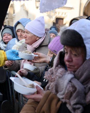Krakow, Polonya - 18 Aralık 2022: Krakow 'daki ana meydandaki fakir ve evsizler için Noel arifesi. Kosciuszko grubu Krakow 'daki açık havada en büyük arifeyi hazırlıyor