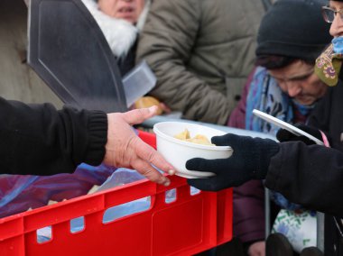 Krakow, Polonya - 18 Aralık 2022: Krakow 'daki ana meydandaki fakir ve evsizler için Noel arifesi. Kosciuszko grubu Krakow 'daki açık havada en büyük arifeyi hazırlıyor
