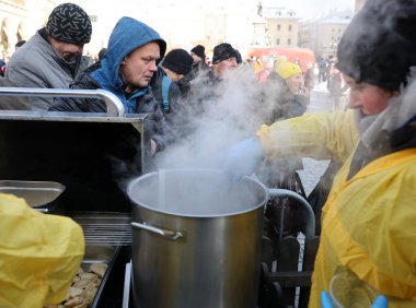 Krakow, Polonya - 18 Aralık 2022: Krakow 'daki ana meydandaki fakir ve evsizler için Noel arifesi. Kosciuszko grubu Krakow 'daki açık havada en büyük arifeyi hazırlıyor