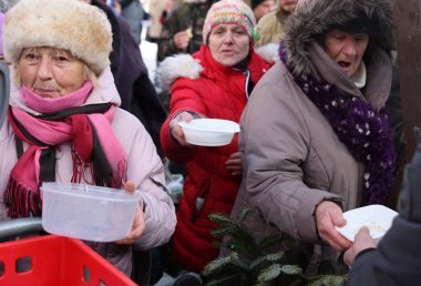 Krakow, Polonya - 18 Aralık 2022: Krakow 'daki ana meydandaki fakir ve evsizler için Noel arifesi. Kosciuszko grubu Krakow 'daki açık havada en büyük arifeyi hazırlıyor