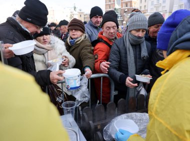 Krakow, Polonya - 18 Aralık 2022: Krakow 'daki ana meydandaki fakir ve evsizler için Noel arifesi. Kosciuszko grubu Krakow 'daki açık havada en büyük arifeyi hazırlıyor