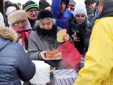 Krakow, Polonya - 18 Aralık 2022: Krakow 'daki ana meydandaki fakir ve evsizler için Noel arifesi. Kosciuszko grubu Krakow 'daki açık havada en büyük arifeyi hazırlıyor