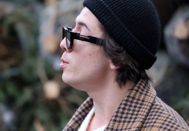 Krakow, Polonya - 19 Aralık 2021: Krakow 'daki Szczepanski Meydanı' nda Noel ağaçlarının dağıtımı sırasında David Kwiatkowski