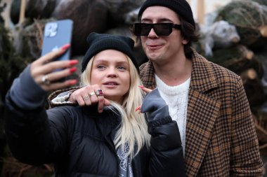 Krakow, Polonya - 19 Aralık 2021: Margaret ve David Kwiatkowski Krakow 'daki Szczepanski Meydanı' nda Noel ağaçlarının dağıtımı sırasında