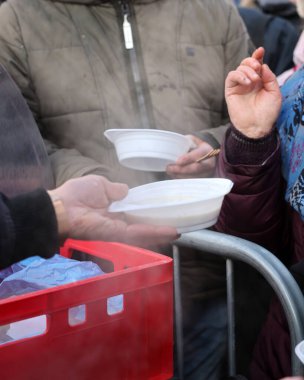 Yoksul ve evsizler için sıcak yemek