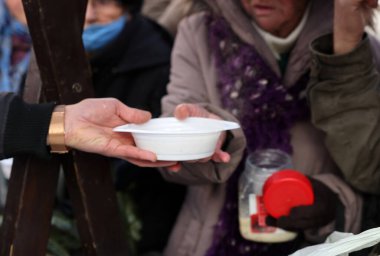 Yoksul ve evsizler için sıcak yemek