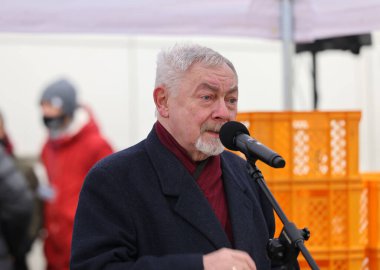 Krakow, Polonya - 19 Aralık 2021: Krakow Başkanı Jacek Majchrowski, Krakow 'daki ana meydandaki yoksul ve evsizler için Noel arifesine katıldı. 