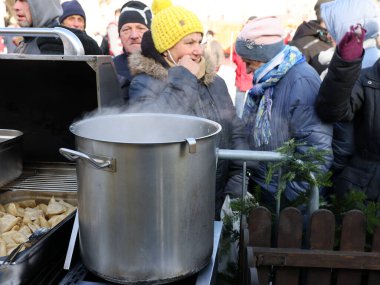Krakow, Polonya - 18 Aralık 2022: Krakow 'daki ana meydandaki fakir ve evsizler için Noel arifesi. Kosciuszko grubu Krakow 'daki açık havada en büyük arifeyi hazırlıyor