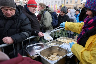 Krakow, Polonya - 18 Aralık 2022: Krakow 'daki ana meydandaki fakir ve evsizler için Noel arifesi. Kosciuszko grubu Krakow 'daki açık havada en büyük arifeyi hazırlıyor