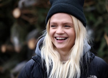 Krakow, Polonya - 19 Aralık 2021: Margaret Krakow 'daki Szczepanski Meydanı' nda Noel ağaçlarının dağıtımı sırasında