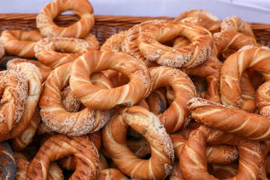 Tuz, haşhaş ve susam ile geleneksel Krakow prezels