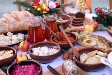 Masaya Noel yiyecek ile Noel ağacı süsleme